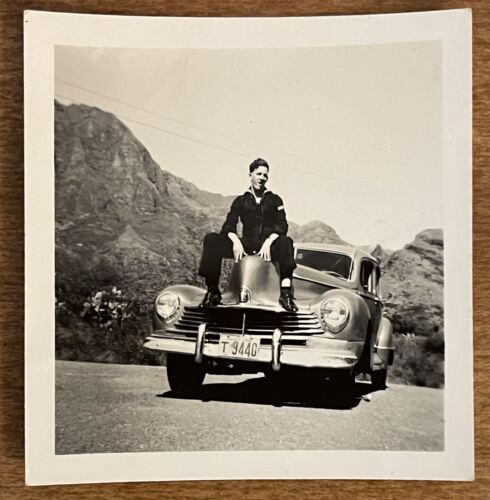 Foto di interesse gay degli anni '40 marinaio marino seduto sul cofano dell'auto paesaggio - Foto 1 di 3