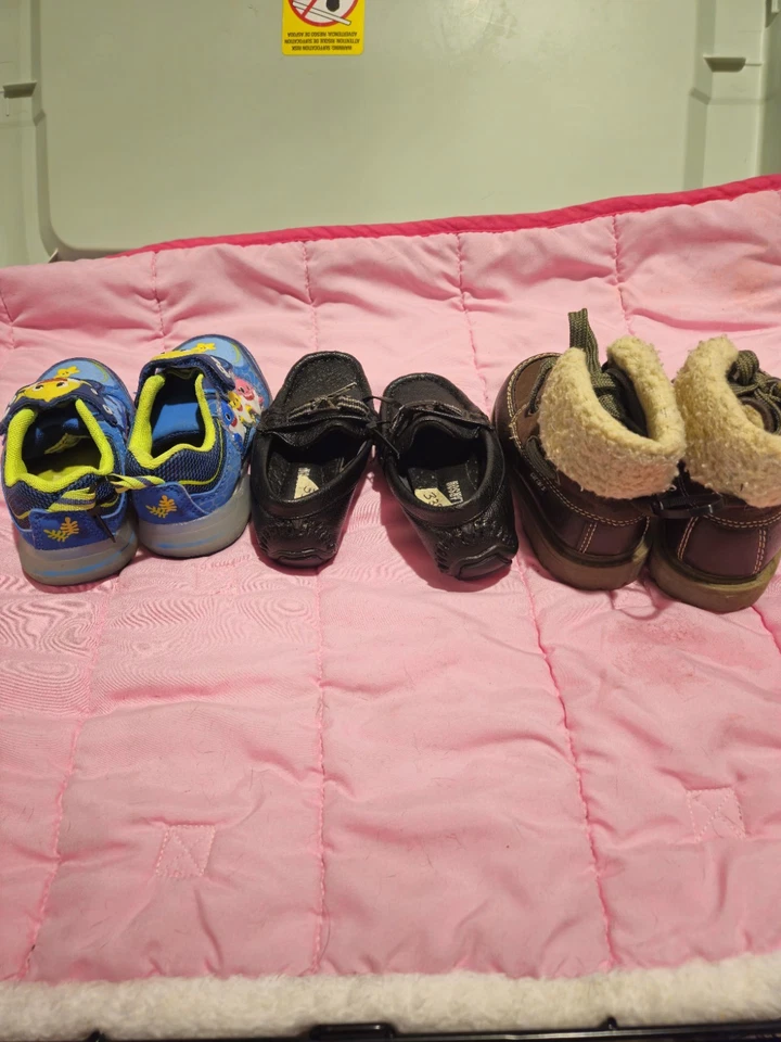 3 piezas de zapatos para niños pequeños. Talla 6. 1 Pr Baby Shark, 1pr vestido negro y 1 Pr botas Foto 2 de 4