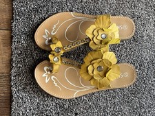 Sko By A&B. Yellow Leather Flower Diamanté Sandals. Size 5