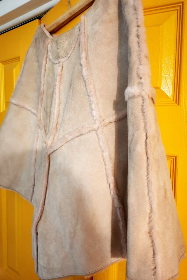 Nuevo sin etiquetas Raro UGG Australia Rosa Pálido Gamuza Piel de Oveja Forrado Chal Envolvente Poncho Talla S/M Foto 4 de 4