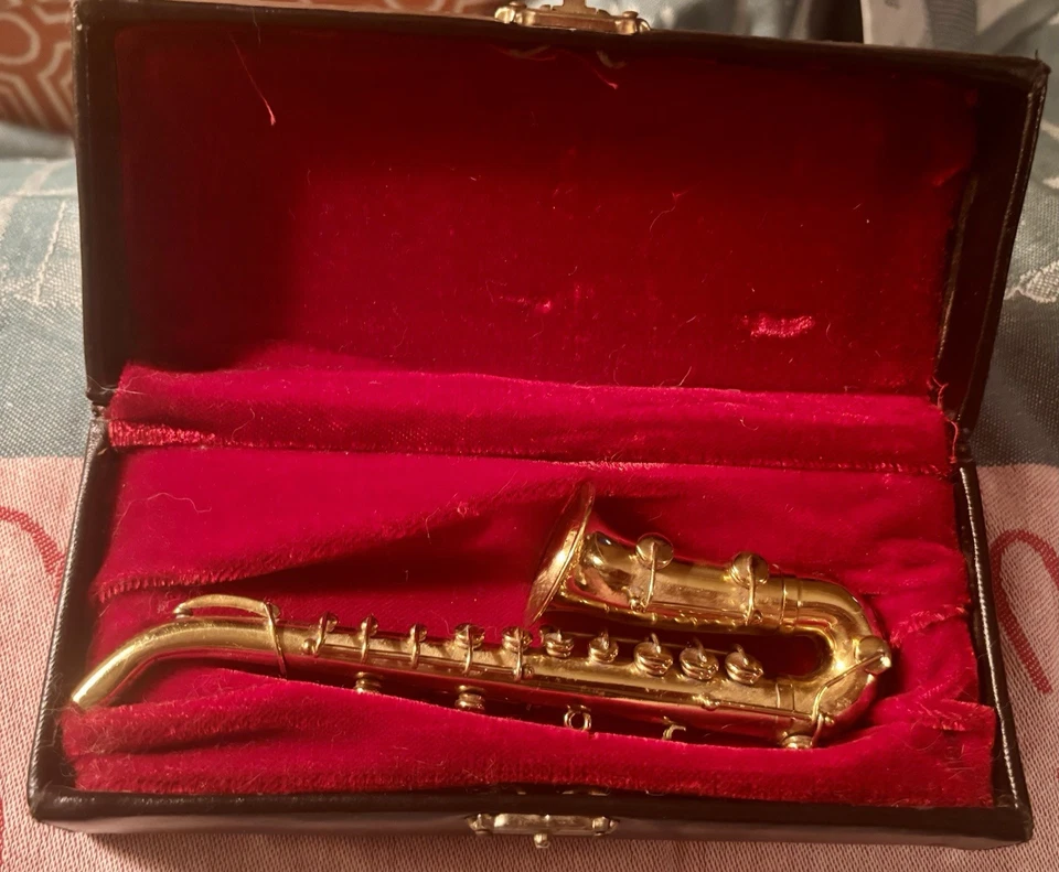 De colección. Réplica de saxofón de latón en miniatura (6,5”) en estuche forrado de terciopelo - Imagen 4 de 4