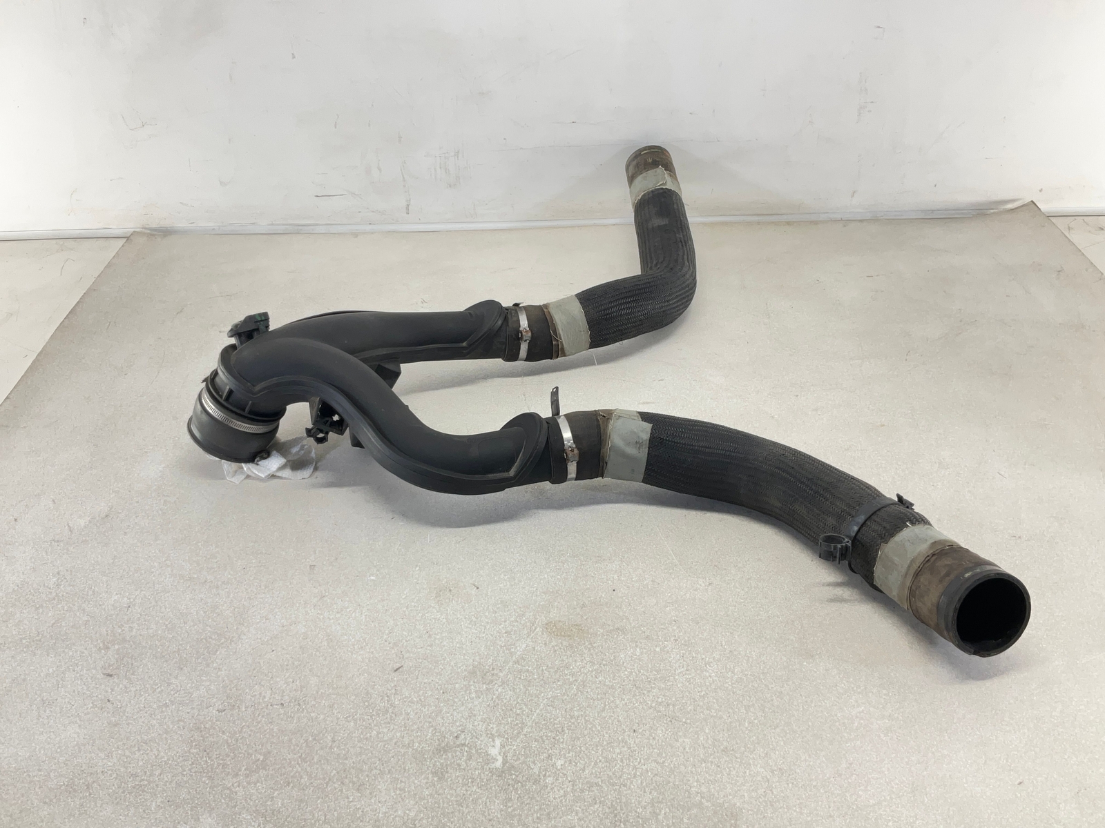 17-20 MASERATI Levante 3.0L Center Air Intake Duct Cross Pipe Hose OEM