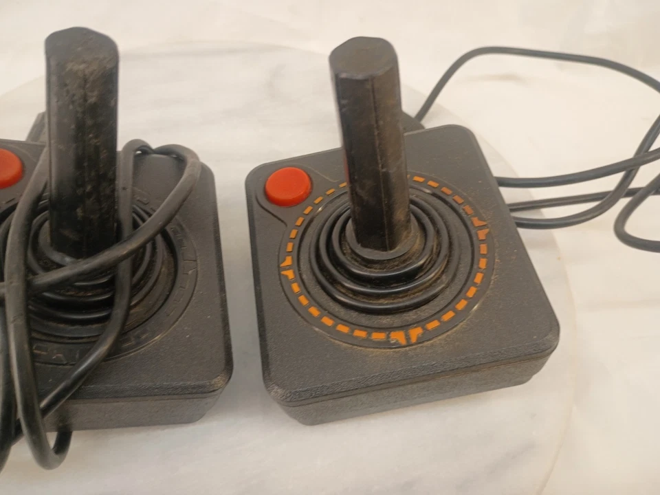 Juego de 2 controladores joystick ATARI 2600 OEM - sin probar Foto 3 de 4
