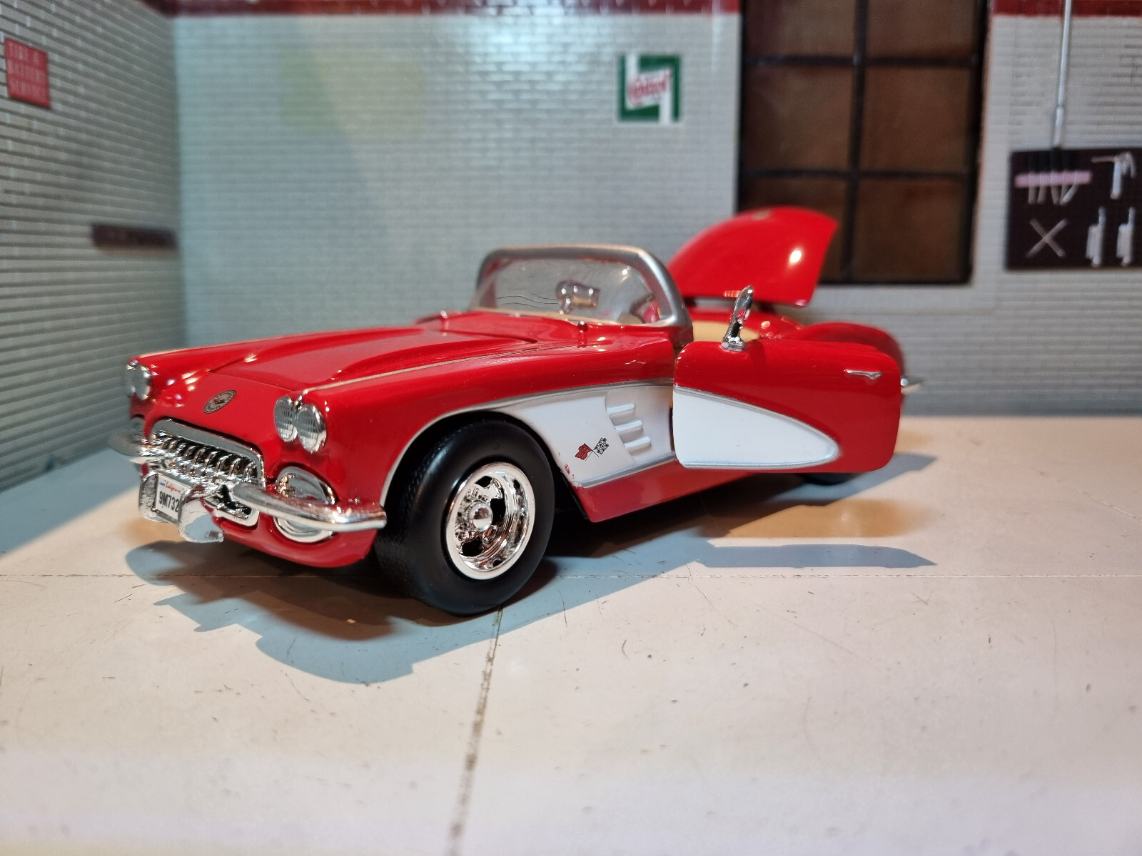 Chevrolet Corvette Red White 1959 Motormax 1:24 Diecast V Detailed Scale Model