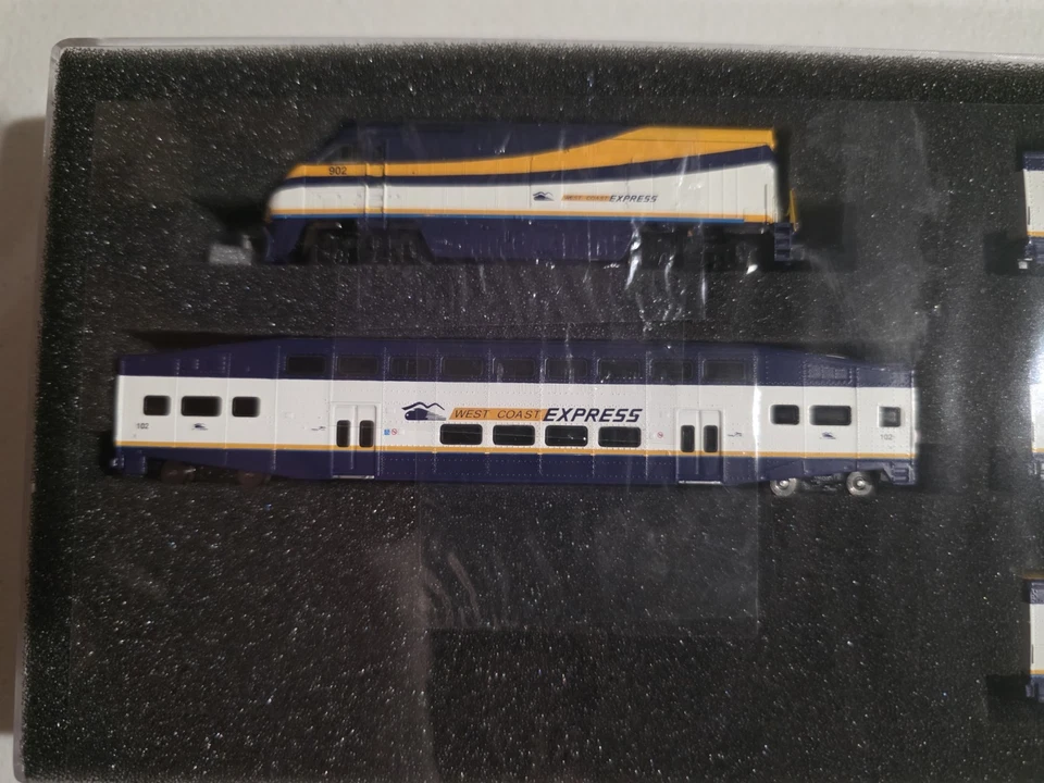 American Z-Line 7007 West Coast Express F59PHI Z Gauge Bombardier Passenger Set - Image 3 of 4