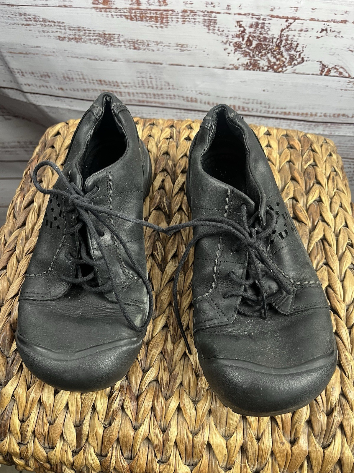 Keen Reisen Women's Size 6 Trail Walking Shoes in Black with Lace-Up Design