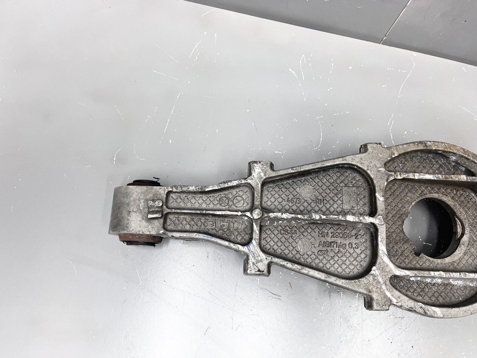 ⭐️2017-2020 MASERATI LEVANTE REAR RIGHT SIDE LOWER CONTROL ARM SPRING PERCH OEM