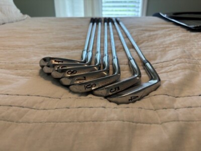 Titleist 690 MB Iron Set 4-PW.  RH.  S300 Shaft