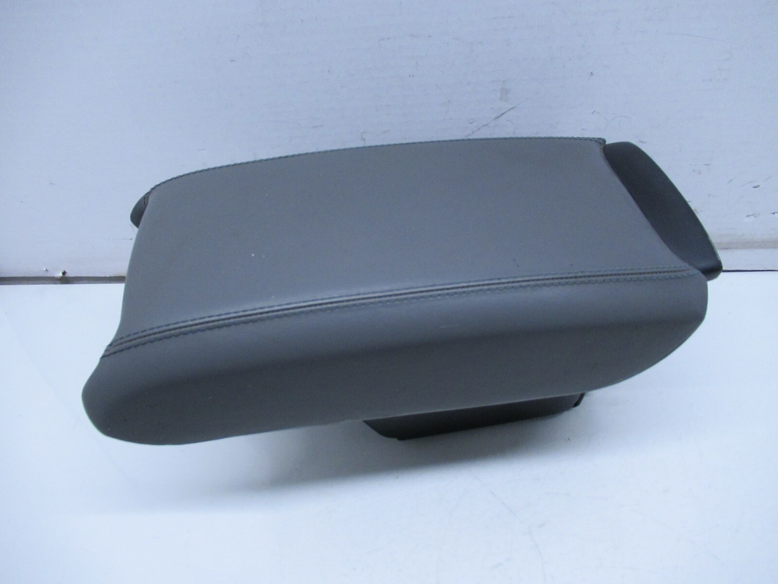 04-08 MASERATI QUATTROPORTE CENTER CONSOLE ARMREST ARM REST OEM