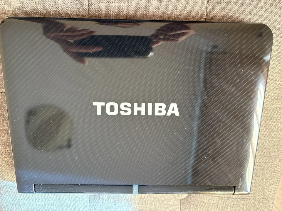 Toshiba NB200-134 Netbook - 10.1" - Intel Atom N280 - 1GB Ram - 80 Gb Hdd - Immagine 3 di 4