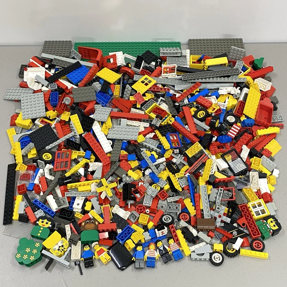 Vintage LEGO Lot 5 Lbs Classic City Town Bricks Parts Hard Case + 7 Minifigures - Image 2 of 4