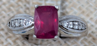 D Joy 925 Sterlingsilber Lab Created Rubin Ring Größe 5,5 Kissenschliff mit CZ...
