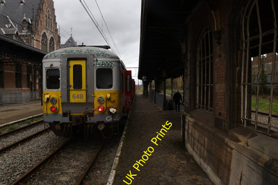 Foto SNCB Belgische Eisenbahn 12x8 Baureihe 06 EMU 648 wartet auf Abfahrt Binche c2023 P1