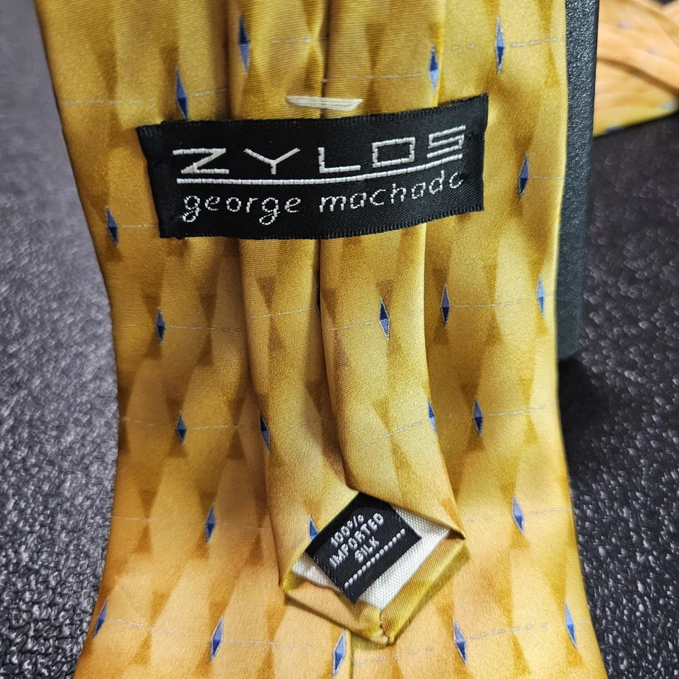 Corbata geométrica Zylos Gold de George Machado 100 % seda oro y detalles azules Foto 2 de 4