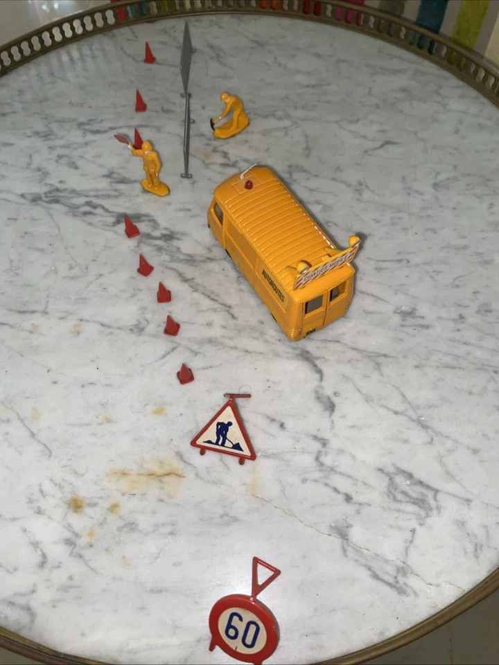 Norev ancien peugeot J7 autoroute DDE avec accessoires et 2 personnages - Photo 2/4