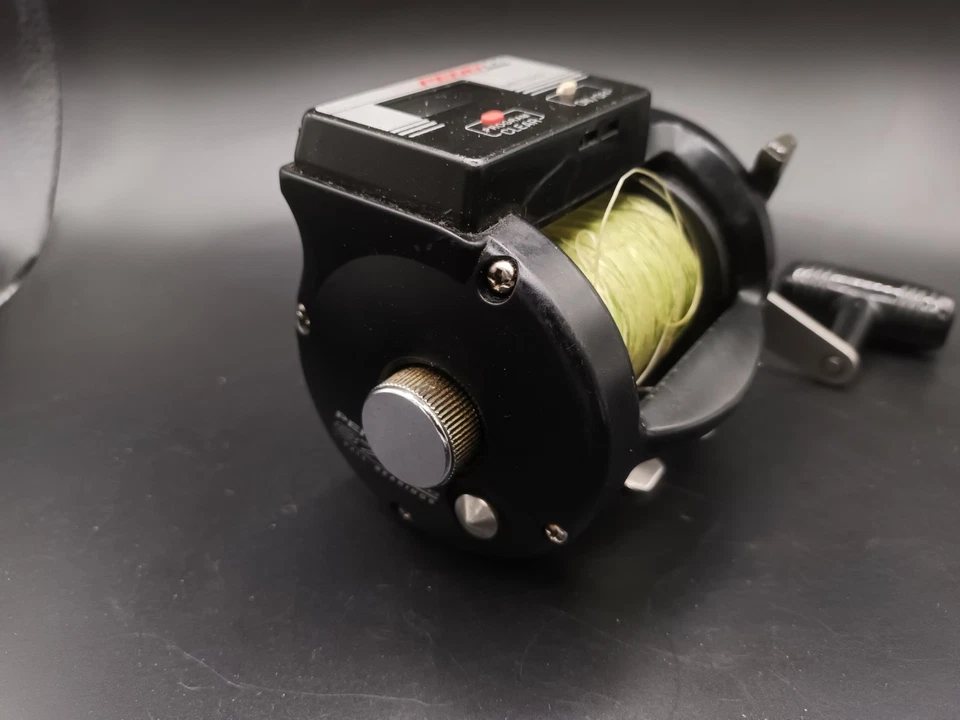 Carrete de pesca con contador de línea digital Penn 875 LC de colección *funciona/necesita servicio* Foto 3 de 4