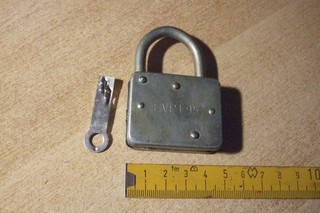 altes Vorhängeschloss Bügelschloss mit 1 Flach Schlüssel DDR wie Guri