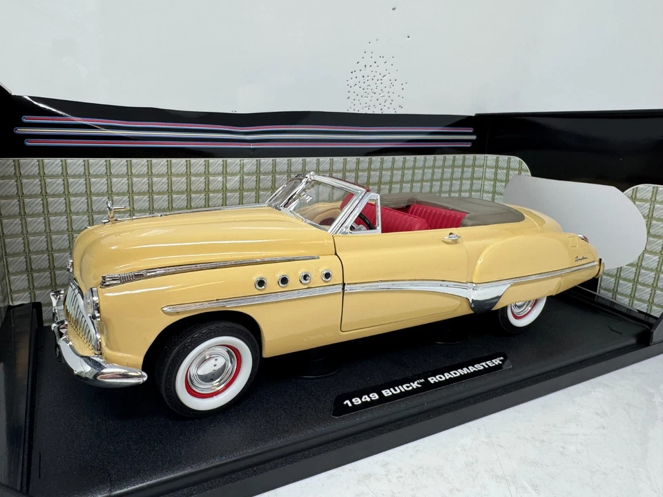 Motormax 1949 Buick Roadmaster Convertible 1:18 Diecast Yellow - Image 3 of 4