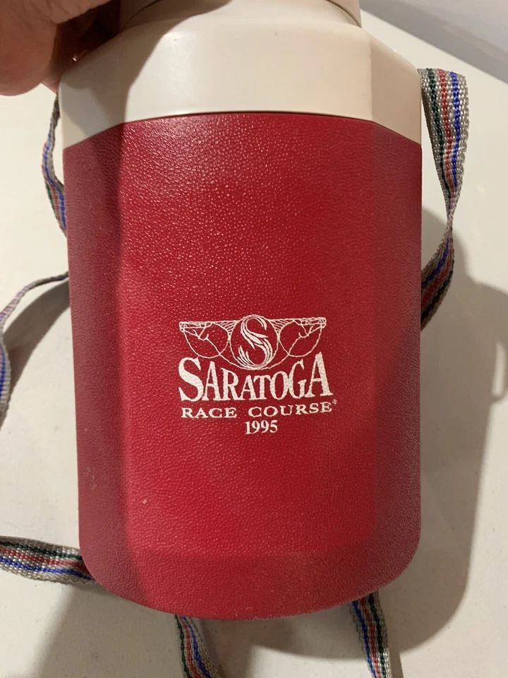 Винтажный кулер для напитков Saratoga Race Track Coleman с ремешком 1995 промо/логотип  - Изображение 4 из 4