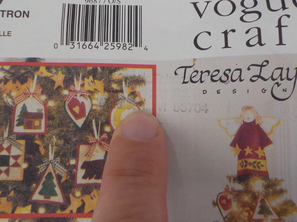 VOGUE CRAFT PATTERN #9687 AN AMERICAN CHRISTMAS TREE SKIRT STOCKINGS UNCUT 1997 - Image 2 of 4