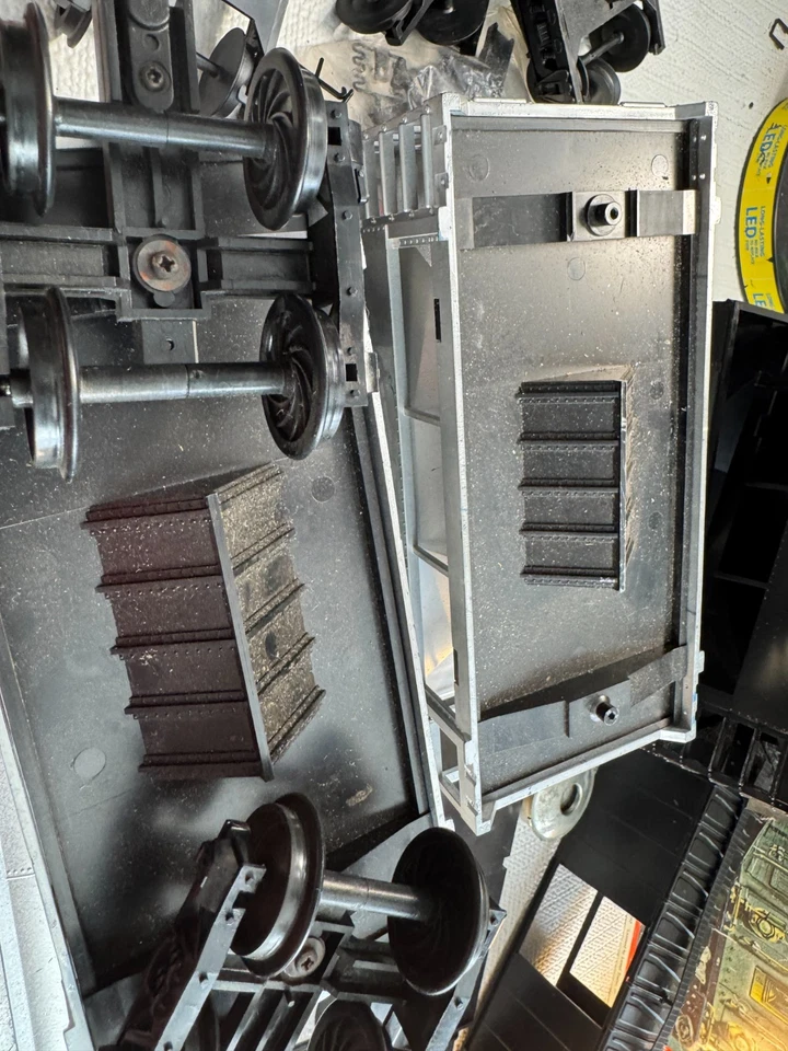 🚂 G SCALE - UNBRANDED - ORE CAR , BOXCAR, FRAMES , WHEEL ASSEMBLIES  L👀K💥G784 - Image 4 of 4