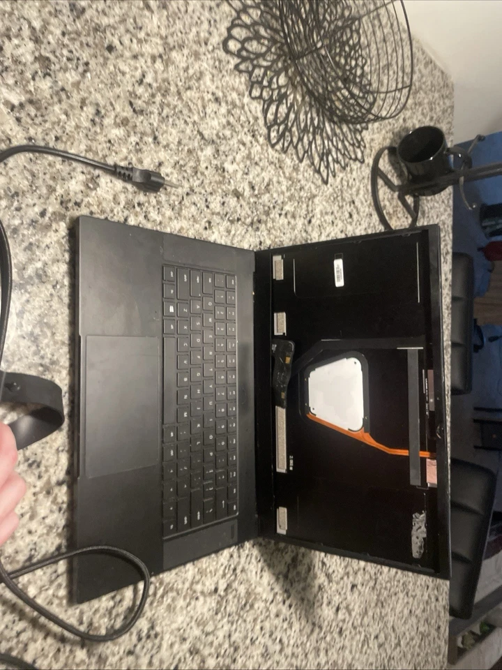 Razer Blade 15.6 inch (256GB SSD, Intel Core i7 8th Gen., 2.2GHz, 16GB) GTX 1070 - Image 2 of 4