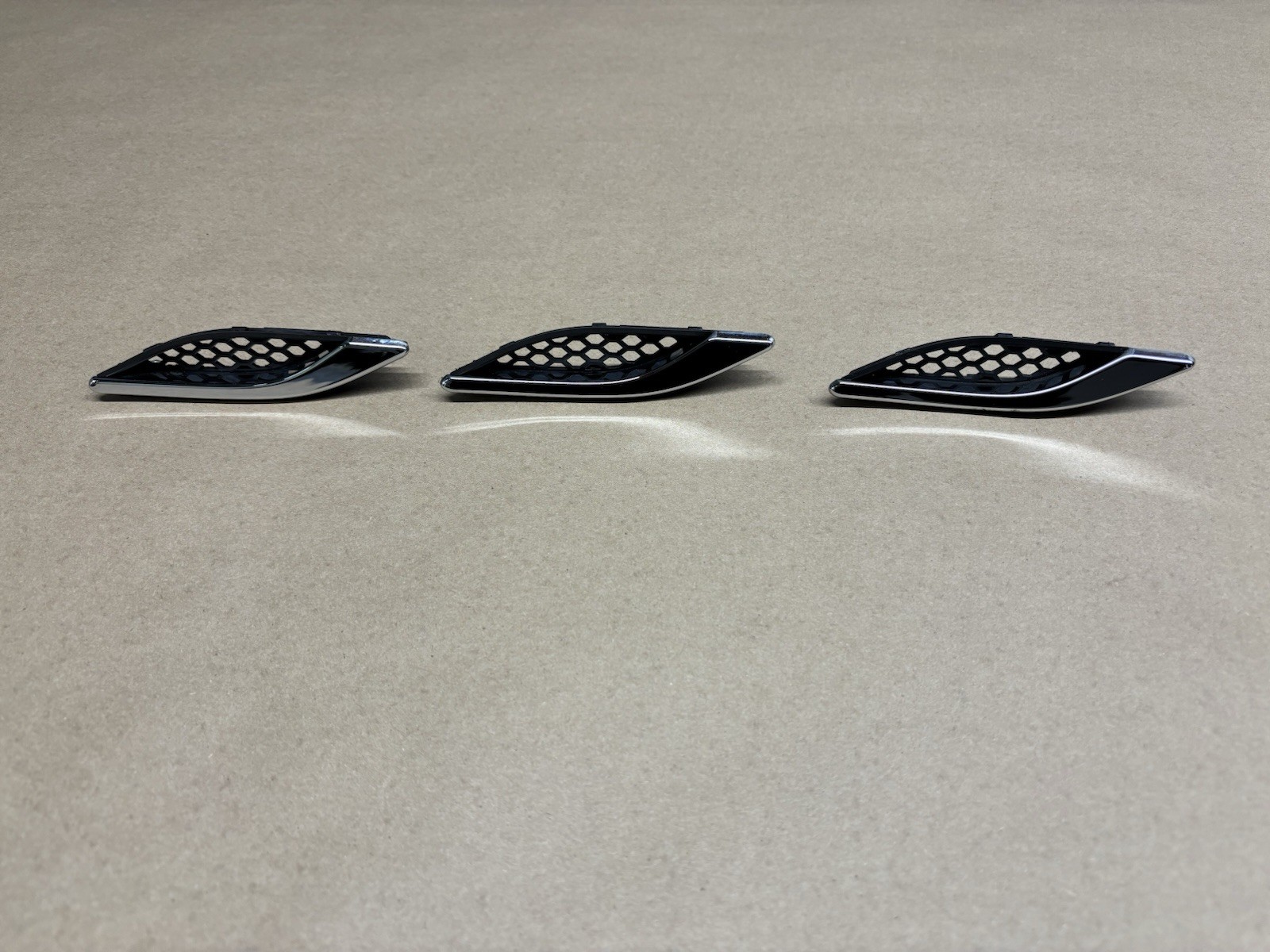 2014-2019 MASERATI GHIBLI RIGHT PASS FRONT FENDER VENT GRILLE TRIM SET X3 OEM
