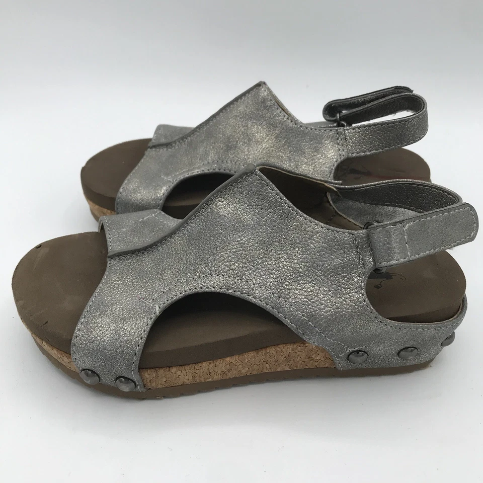 Sandalias de cuña Corkys para niños pequeñas niñas VOLTA talla 12 peltre plateado con tachuelas usadas en excelente estado Foto 3 de 4