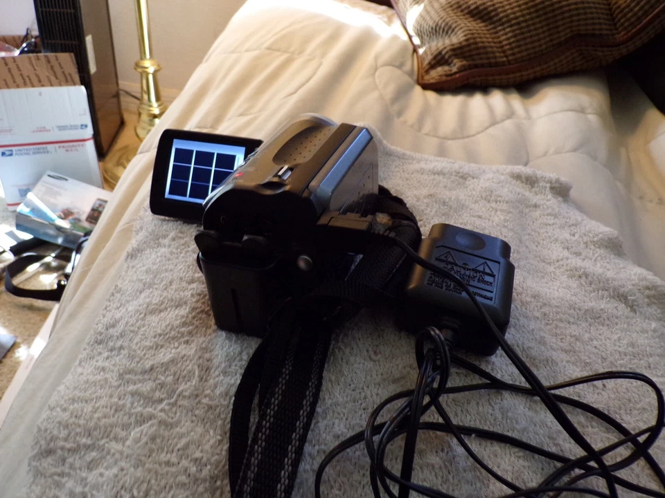 JVC  GZ-MG20U 20GB Hard Disk Camcorder w/ battery  TESTED WORKS. - Image 4 of 4