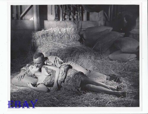Barbara Nichols sexy, Aldo Ray VINTAGE Photo The Naked And The Dead - Picture 1 of 1