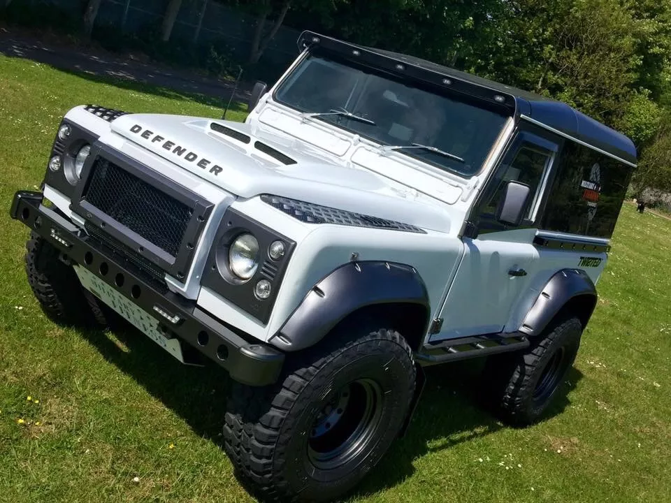 Land rover defender puma bonnet new arrivals