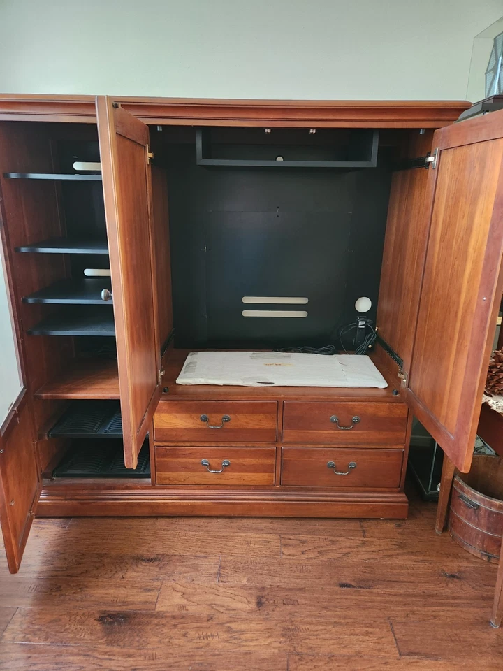 Centro/armario de entretenimiento de madera maciza Lexington en cerezo, estantes ajustables Foto 2 de 4