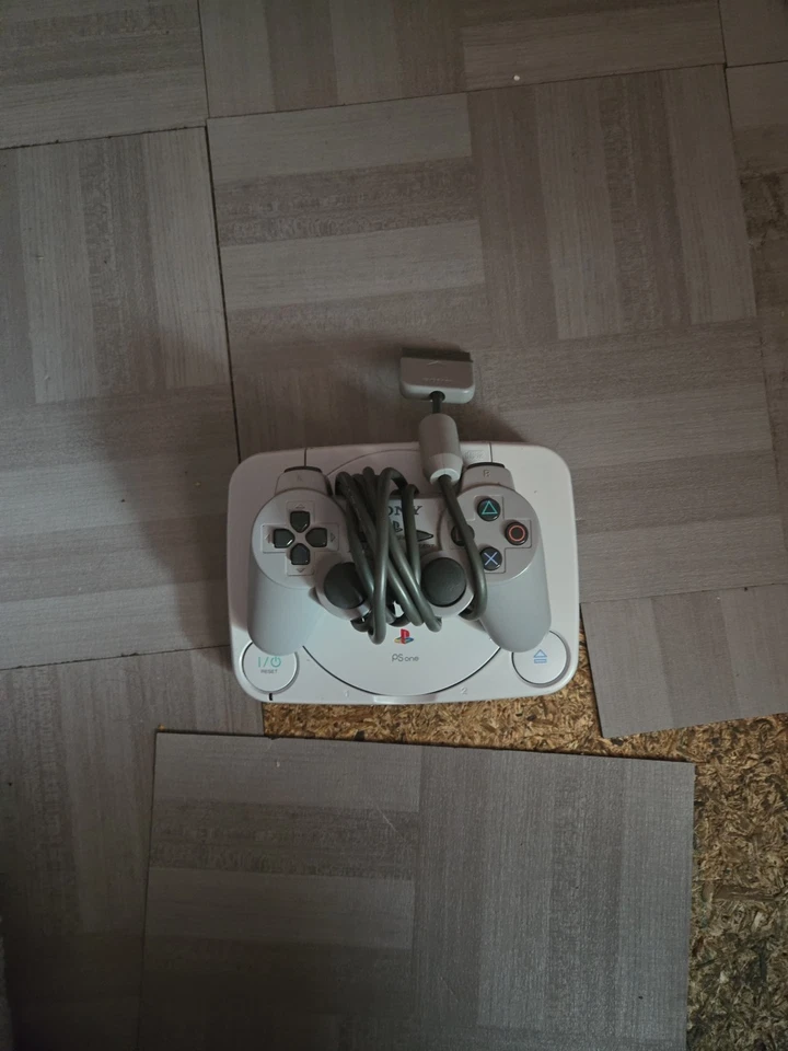 Console PS ONE Slim (não testado sem fios) com controle e Tony Hawk pro Skater 2 - Imagem 4 de 4