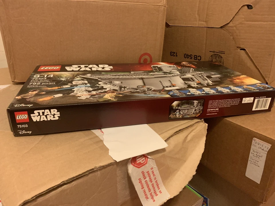 LEGO 75103 Star Wars First Order Transporter Captain Phasma Storm Flame Trooper - Image 4 of 4