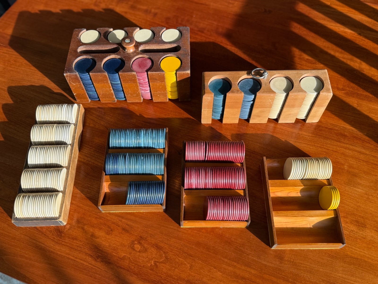 600 Vintage Antique Smooth Clay Poker Chips with Wood Holders and Trays