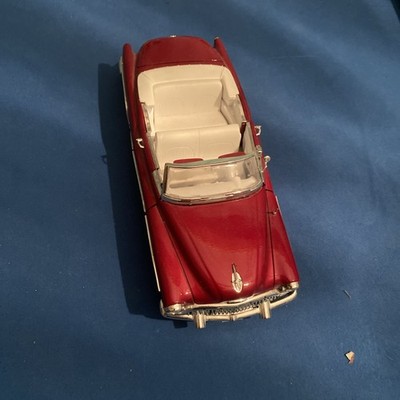 Modellauto Von Einem Alten Buick In Der Farbe Rot Mit Weißem Interieur ￼