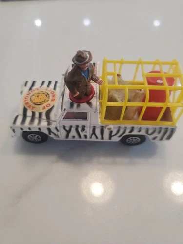 CORGI Toys Land Rover 109” W.B. Safari Wameru  Sub-District With Figures (1 )
