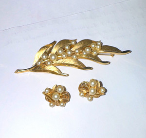 Vintage crown, Trifari brooch and clip earrings, leaf, and berry motif ￼