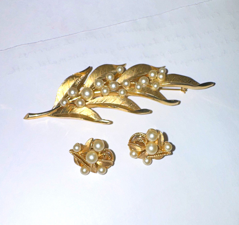 Vintage crown, Trifari brooch and clip earrings, leaf, and berry motif ￼