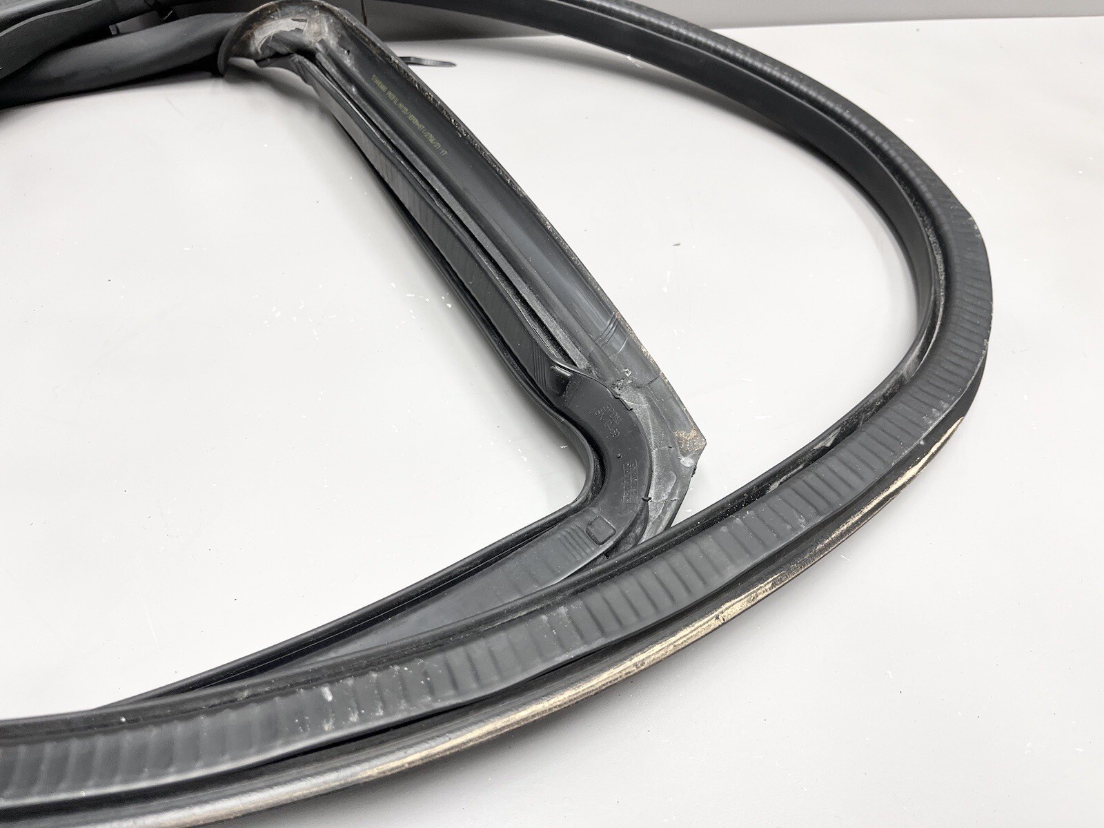 ⭐️2017-2020 MASERATI LEVANTE REAR LEFT SIDE DOOR BODY WEATHERSTRIP SEAL OEM