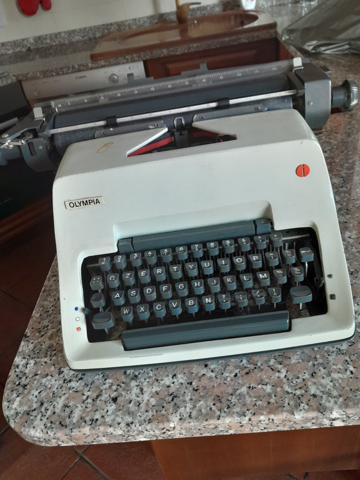 Olympia macchina da scrivere portatile bianca tedesca anni 60 usata