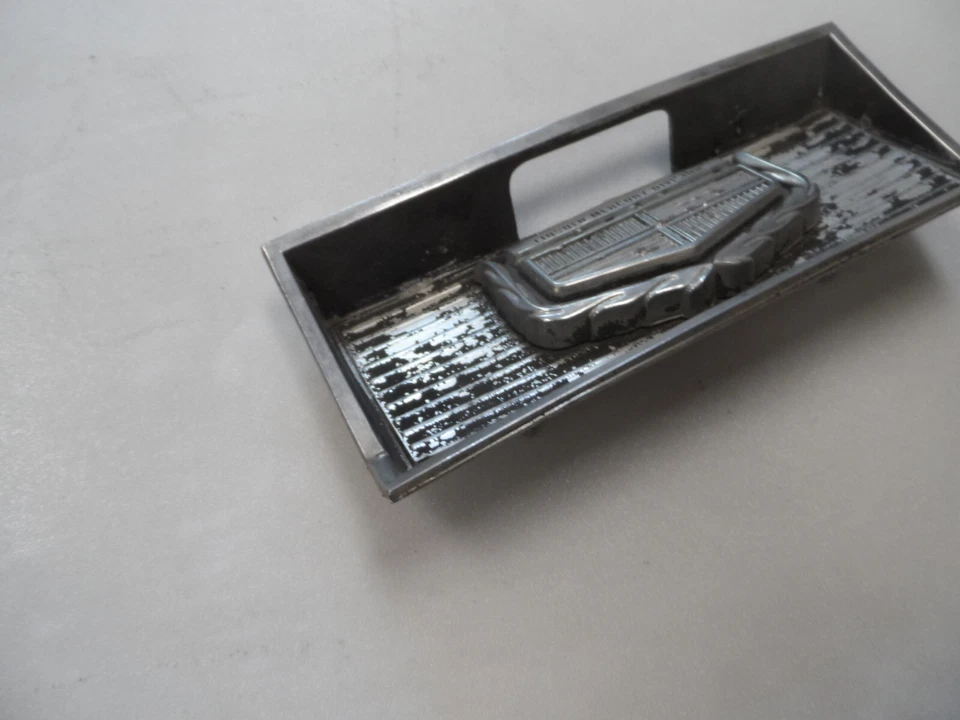 1969 69 1970 70 Mercury Cougar tapa puerta combustible cubierta insertar bisel con emblema OEM Foto 2 de 4