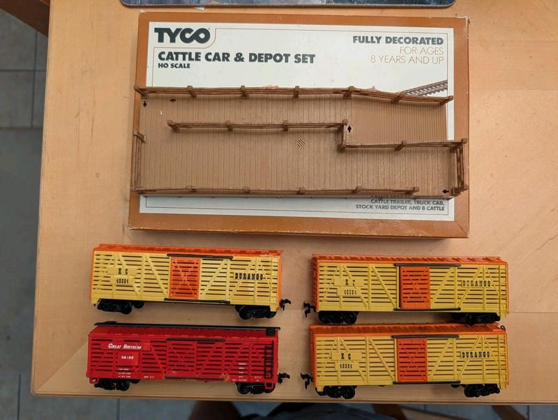 Tyco AHM Durango Great Northern HO Scale Livestock Cattle Car Platform Lot