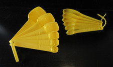 2 Vintage Yellow Plastic Nesting Measuring Spoons Tupperware Kitchen Baking
