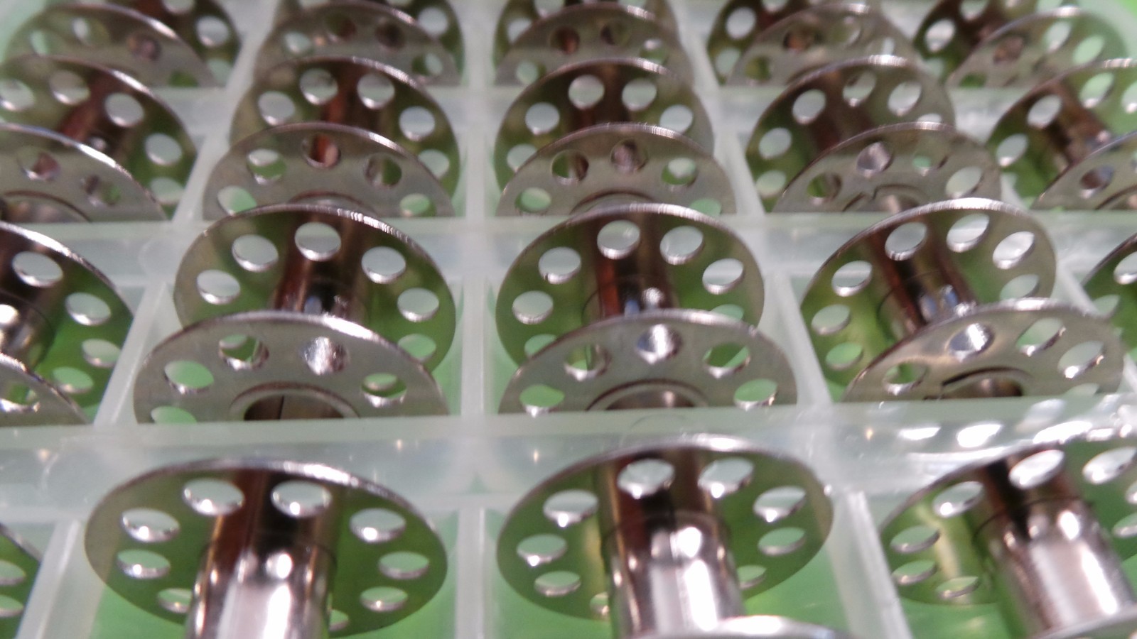 25 Spulen Mit Box Für Singer - Kunststoff Nähspulen Klasse 66 99 185 241