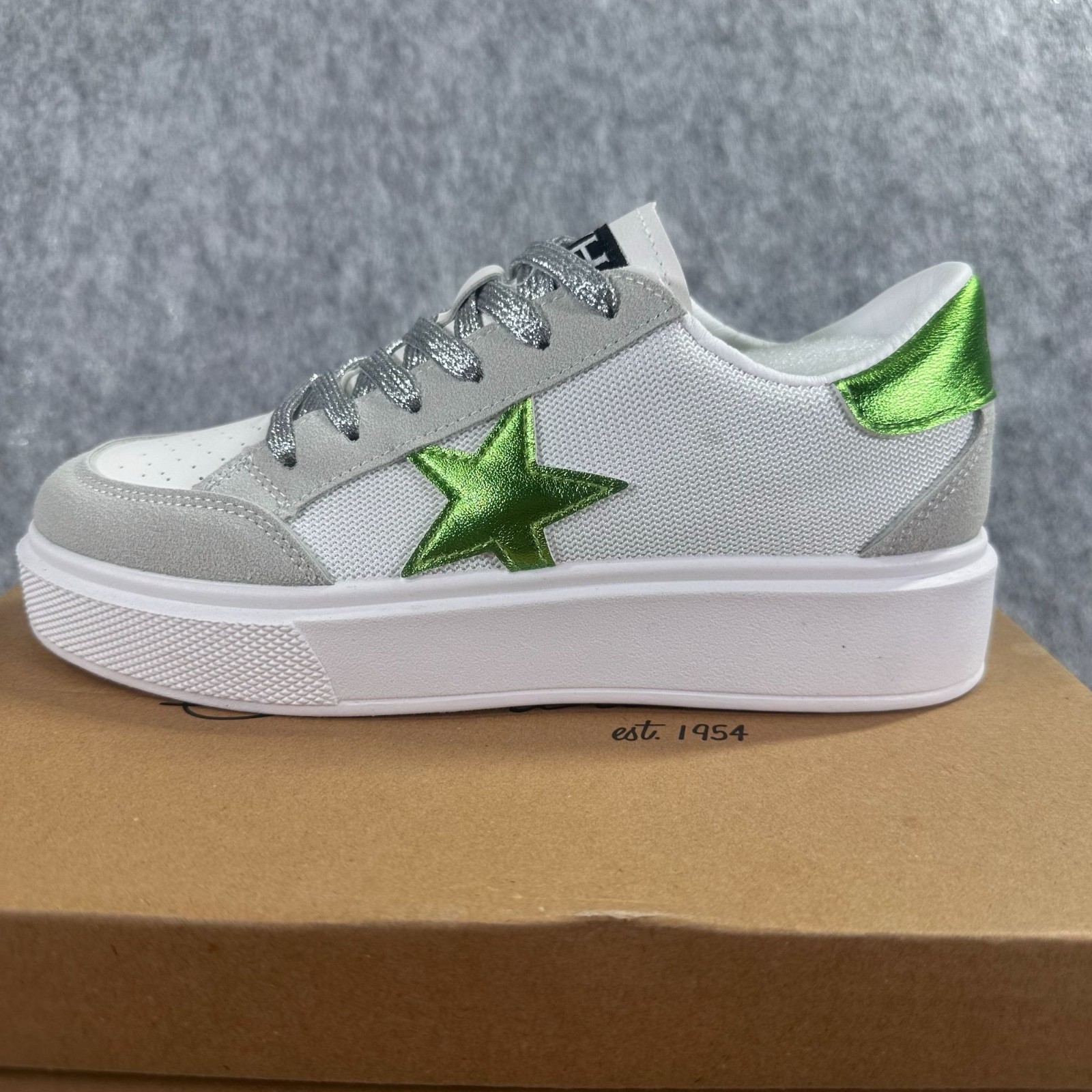 Size 8.5 White Green Leather Suede Platform Sole Metallic