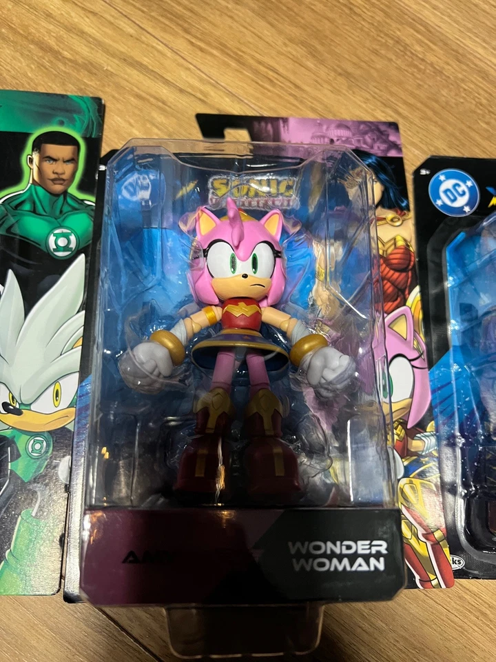 DC x Sonic  Hedgehog SONIC/THE FLASH AMY/ WONDER WOMAN SILVER/GREEN LANTERN - Image 3 of 4