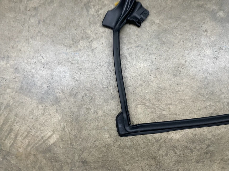 Оригинальная уплотнительная полоска для передней пассажирской двери Lexus ES300h ES350 2016-2018 годов выпуска 67861-0670 - Изображение 3 из 4