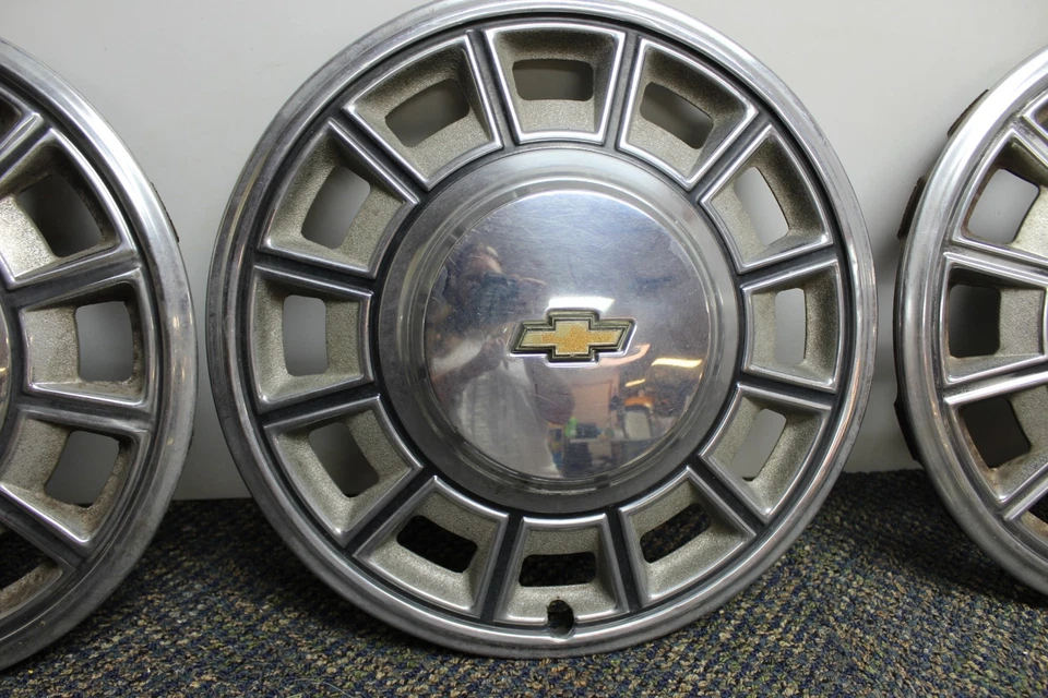 Оригинальный комплект из 4 13-дюймовых колпаков ступицы галстука-бабочки GM 1980-1984 Chevrolet Citation (SVM14A) от оригинального производителя - Изображение 3 из 4