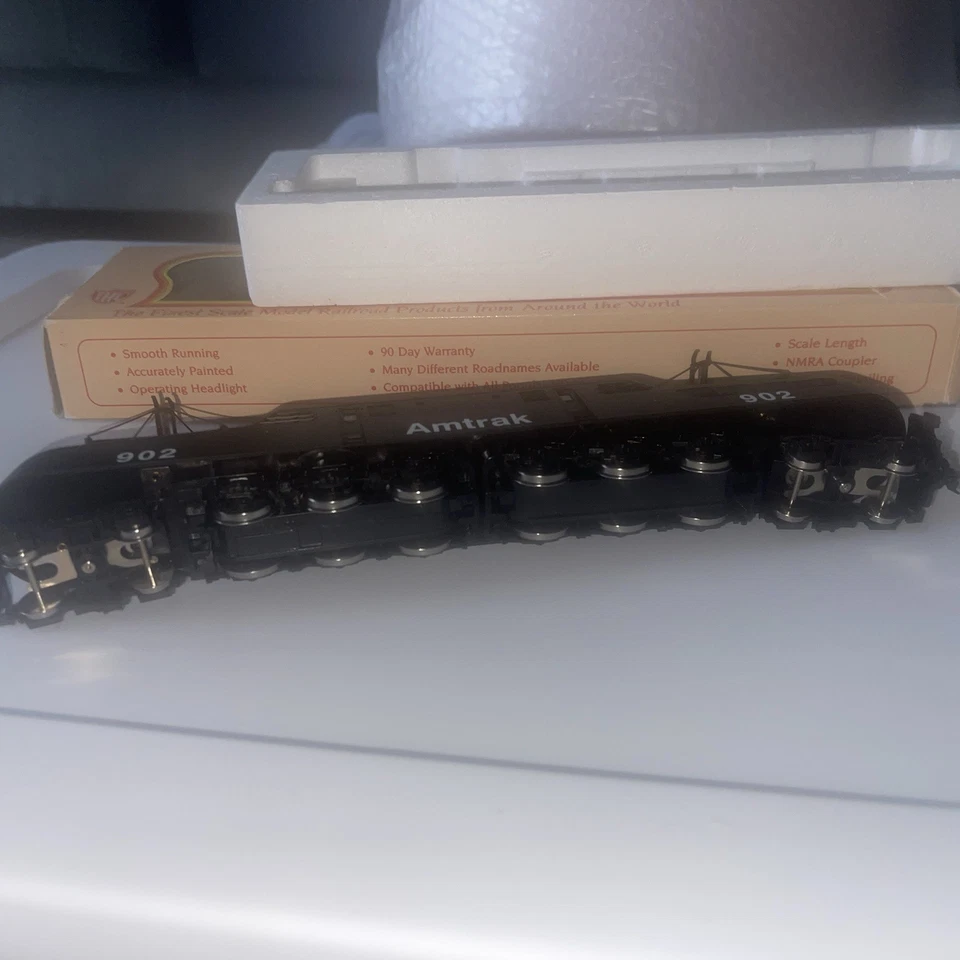 Электрический локомотив с электроприводом в масштабе HO IHC Amtrak GG-1 #902 DC - Изображение 4 из 4